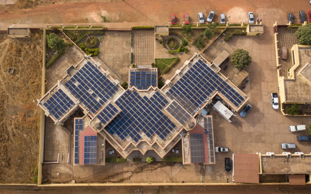 Diseño, suministro e instalación de un sistema híbrido de 120 kW de paneles fotovoltaicos en el techo + 120 kWh de batería de litio, capacitación y supervisión de mano de obra local. (Banco Central de Guinea, África)