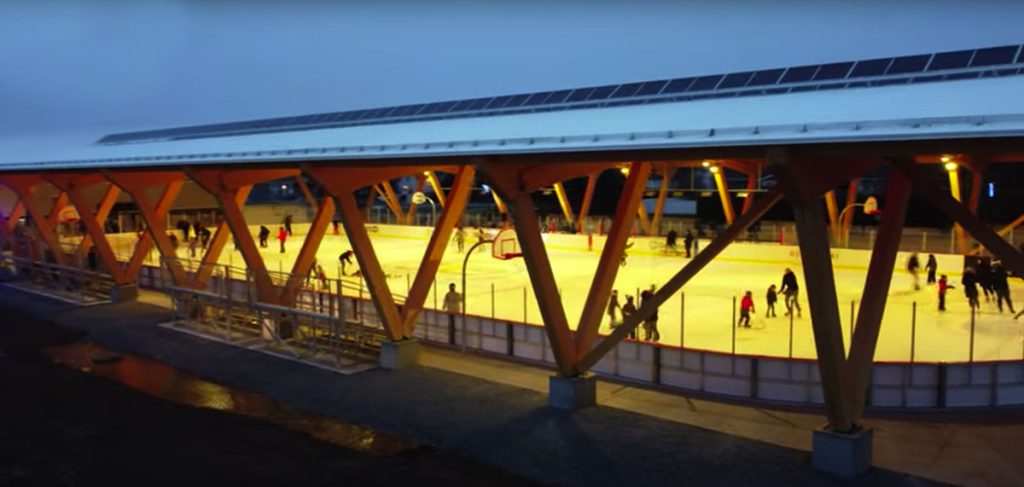 POLYDRÔME DE VARENNE Décembre 2021 Rematek a été impliqué directement dans ce projet afin que le système de lumières éclairant la patinoire en soirée proviennent d’énergie à 100 % renouvelable